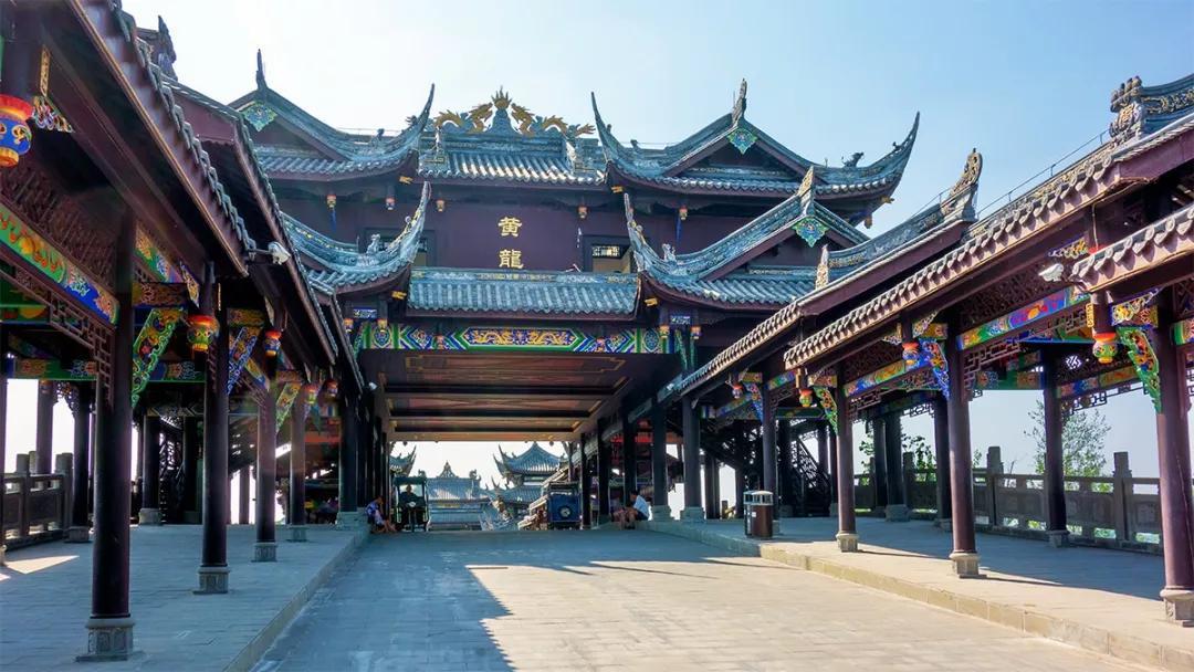 年轻女总监“衣不蔽体”被破门带走，欲提起行政诉讼，律师：警方应考虑人性化办案